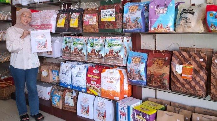 Aneka buah tangan yang bisa dibeli di Rumah Oleh-oleh Istana Jelawat Kecamatan Mentawa Baru Ketapang, Kabupaten Kotawaringin Timur, Kalimantan Tengah.