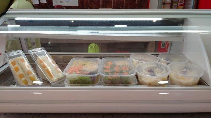 Aneka menu camilan dan makanan berat di FruitHub Juice Bar, tempat nongkrong asyik di Kota Solo, Jawa Tengah yang tawarkan aneka jus segar, sehat, dan bergizi, Jumat (10/11/2023).