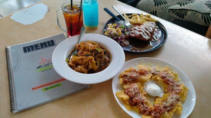 Aneka menu makanan dan minuman di Arjes Kitchen, tempat makan siang enak dan murah meriah di belakang UNS, Kecamatan Jebres, Kota Solo, Jawa Tengah, Selasa (7112023).