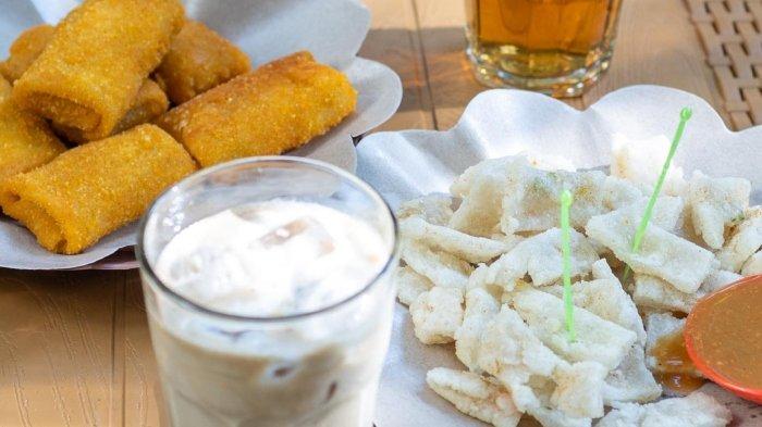Aneka menu makanan dan minuman di Teras Gandok Cidadap, Jawa Barat.