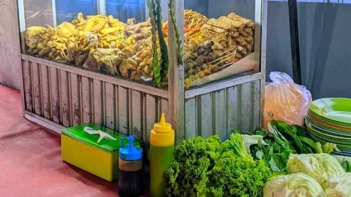 Aneka menu makanan di warung Nasi Uduk Barokah Tebet, Jakarta Selatan.