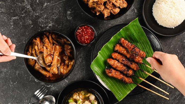 Aneka menu makanan di warung Sate Ratu Jogja.