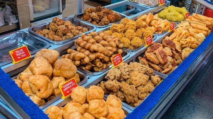 Aneka pilihan menu bakso dan goreng di warung Bakso Kota Cak Man Kota Malang, Jawa Timur.