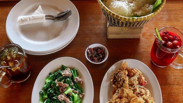 Aneka pilihan menu di Gubug Makan Mang Engking Ungaran, Semarang, Jawa Tengah untuk makan siang enak.