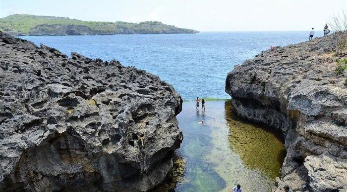 Angels Billabong, tempat wisata alam yang populer di Nusa Penida, Bali.