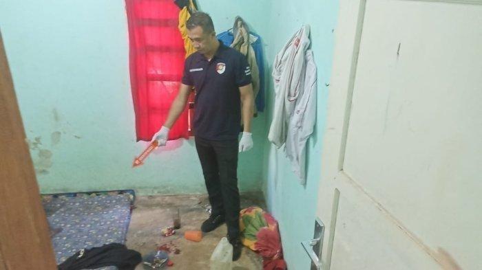 Anggota Inafis Polres Kepahiang saat melakukan olah TKP di kosan korban pembunuhan di Desa Weskust Kecamatan Kepahiang Kabupaten Kepahiang Provinsi Bengkulu, Jumat (1/12/2023).