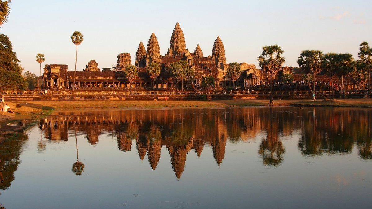 Angkor Wat, satu tempat wisata terbaik di Kamboja buat kamu yang baru pertama kali liburan ke sana.