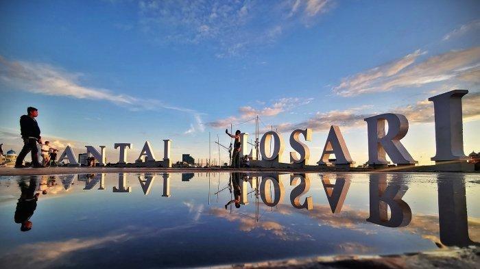 Warga memanfaatkan libur dengan berwisata di Anjungan Pantai Losari, Jalan Somba Opu, Makassar, Sulawesi Selatan.