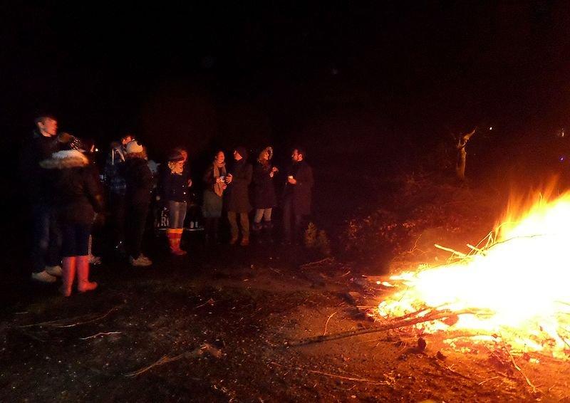 Api unggun dan perayaan Hogmanay, Chapeltoun, Ayrshire Utara, Skotlandia.