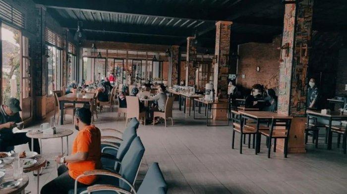 Area restoran di Arum Manis, toko oleh-oleh di Kota Batu, Jawa Timur.