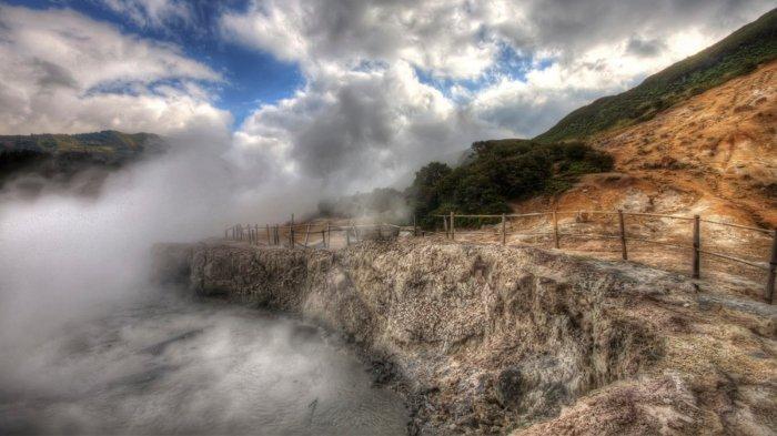 Area wisata Kawah Sikidang di Dieng, Kabupaten Wonosobo, Jawa Tengah.