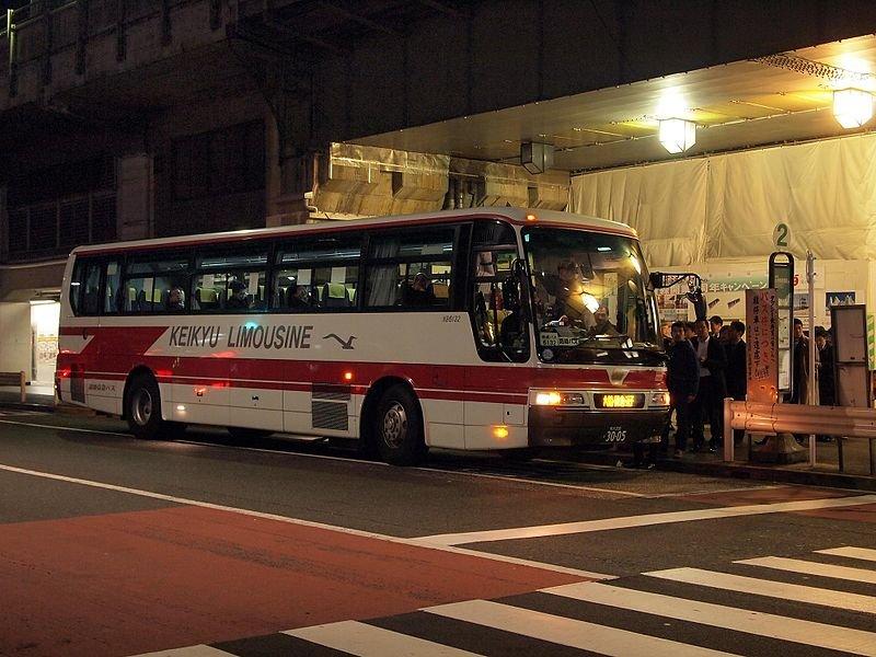 Armada Bus Shonan Keikyu, beroperasi sebagai bus ekspres tengah malam menuju Kanmakura dan Zushi.