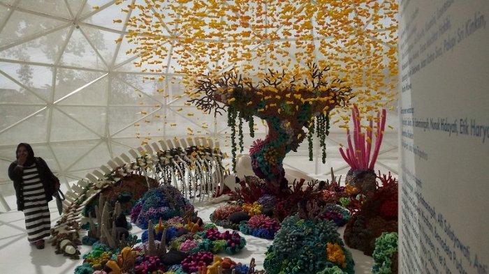 Pengunjung ArtJog berinteraksi dengan karya seni yang dipamerkan di perhelatan akbar seni tahunan ArtJog, Jumat (4/5/2018).