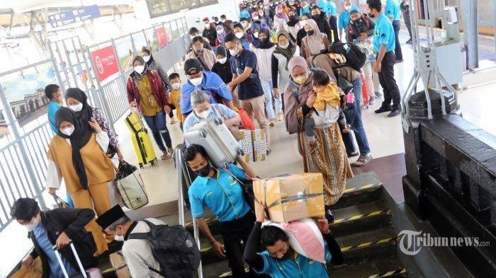Ilustrasi penumpang mudik Lebaran di stasiun kereta api.