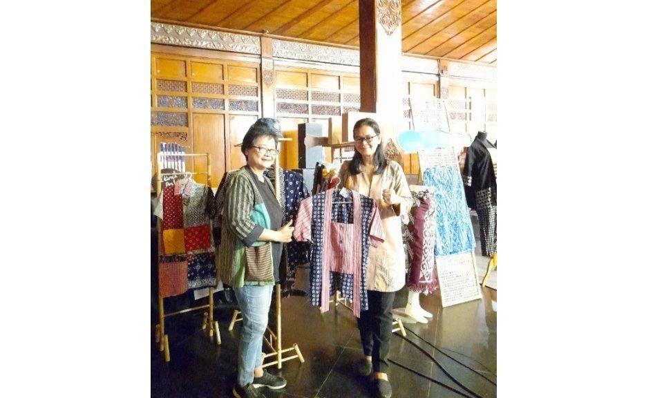 Ary Ardianna memperkenalkan koleksi batik eksklusif Tlenik Arts di bazar UMKM Solo.