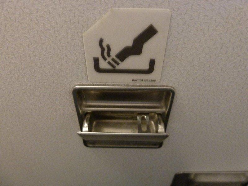 Asbak rokok yang ditemukan di toilet pesawat