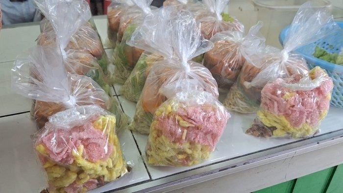 Asinan Betawi Khas Jakarta Bu Yenni di Jalan Lamandau, Kebayoran Baru, Jaksel, Minggu (23/6/2024).