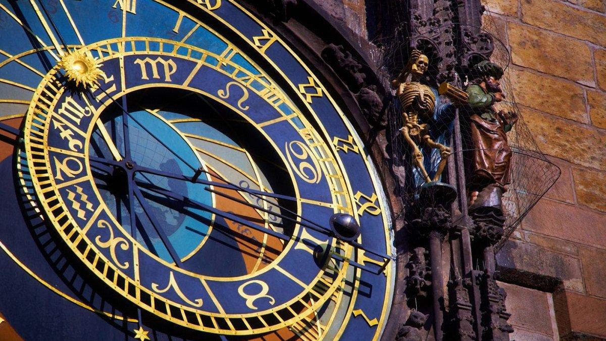 Astronomical Clock, satu tempat wisata di Praha Ceko yang gratis buat dikunjungi buat liburan hemat.