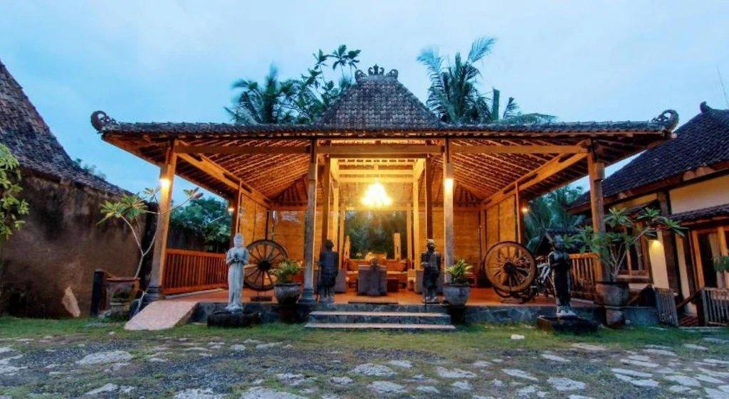 Astuti Gallery Homestay, satu hotel bintang 4 di Bantul Jogja menawarkan fasilitas kolam renang dengan tarif inap mulai Rp 300 ribuan.