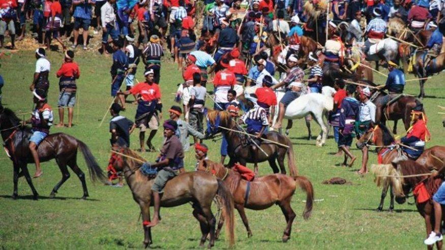 Atraksi Pasola di Sumba Barat.
