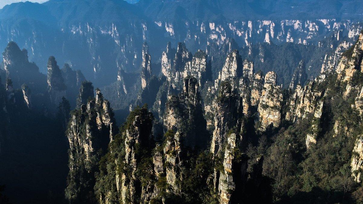 Avatar Hallelujah Mountain, satu tempat wisata di dunia yang serasa berada di planet lain.
