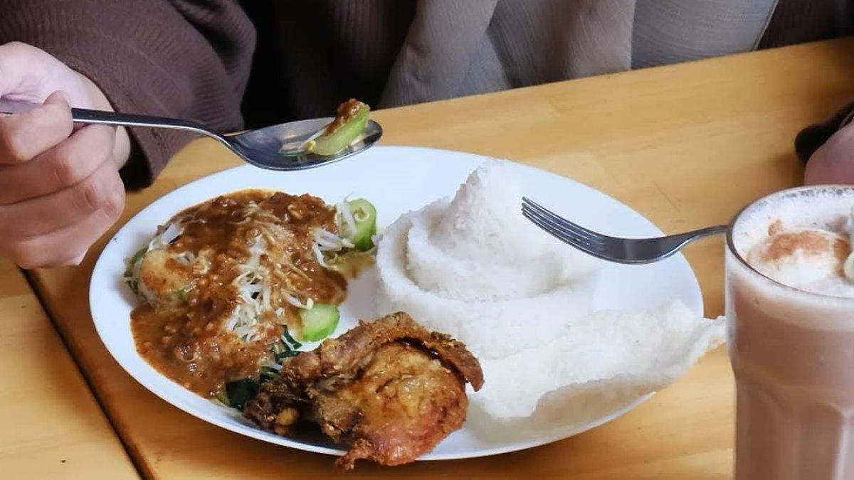 Ayam Goreng Pemuda Madiun, satu tempat makan di Madiun, Jawa Timur.
