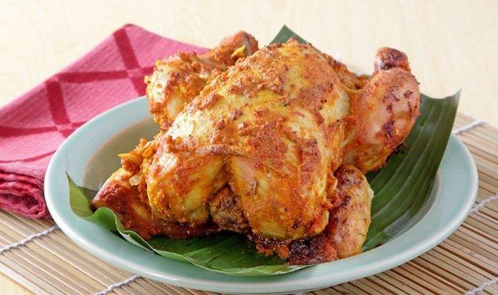 Ilustrasi sajian ayam betutu khas Bali untuk menu makan siang enak.