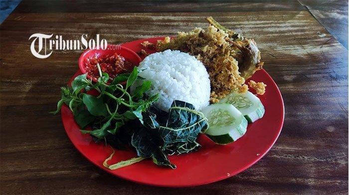 Menu Ayam dan Bebek Goreng Barokah Mas Wawan di Klaten, Jawa Tengah.