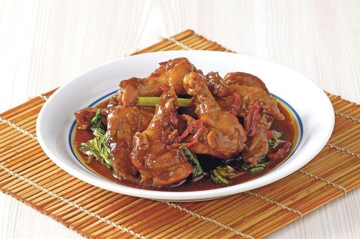 Ilustrasi menu sahur serba ayam.