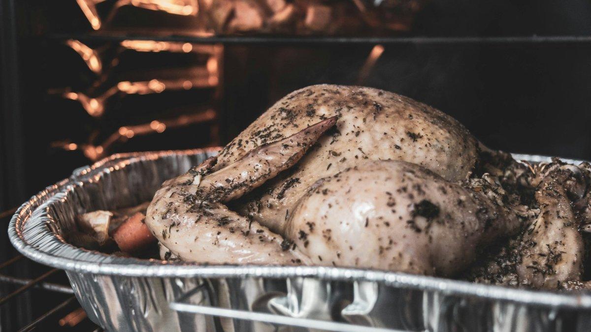 Ayam utuh, satu makanan khas Imlek yang dipercaya membawa keberuntungan.