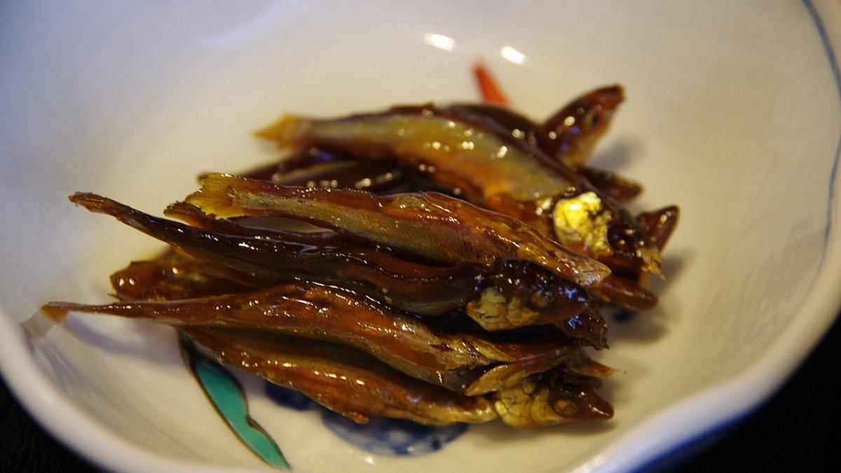 Ayu sweetfish, satu makanan khas musim panas yang wajib kamu coba saat liburan ke Jepang.