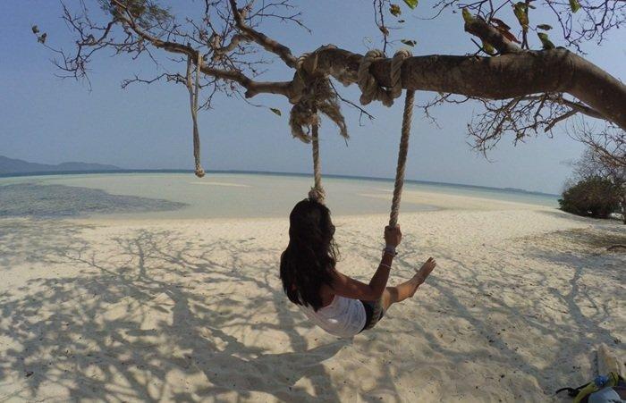 WISATA KARIMUNJAWA - Wisatawan tengah berlibur di Karimunjawa, Jepara, Jawa Tengah, Selasa (25/2/2025). TribunTravel punya itinerary 2 hari 1 malam buat kalian yang ingin liburan ke Karimunjawa. Bujet yang harus disiapkan sekira Rp 1,8 jutaan untuk 2 orang.