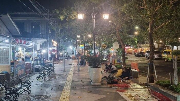 BANDAR GRISSEE GRESIK - Suasana malam yang nyaman di kawasan Bandar Grissee Kabupaten Gresik, Jawa Timur Selasa (13/8/2024). Berikut itinerary Gresik 3 hari 2 malam dari Surabaya.