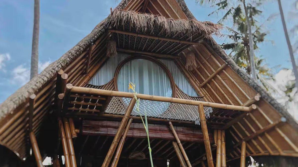 BATU KAYU Eco Surf Lodges, satu Airbnb unik di dunia yang wajib kamu coba minimal sekali seumur hidup.