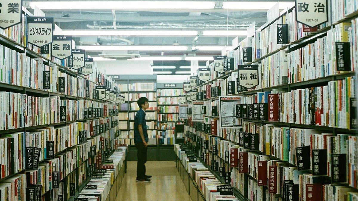 BOOKOFF, satu tempat belanja terbaik di Akihabara Jepang buat penggemar Anime, Manga dan Video Game.
