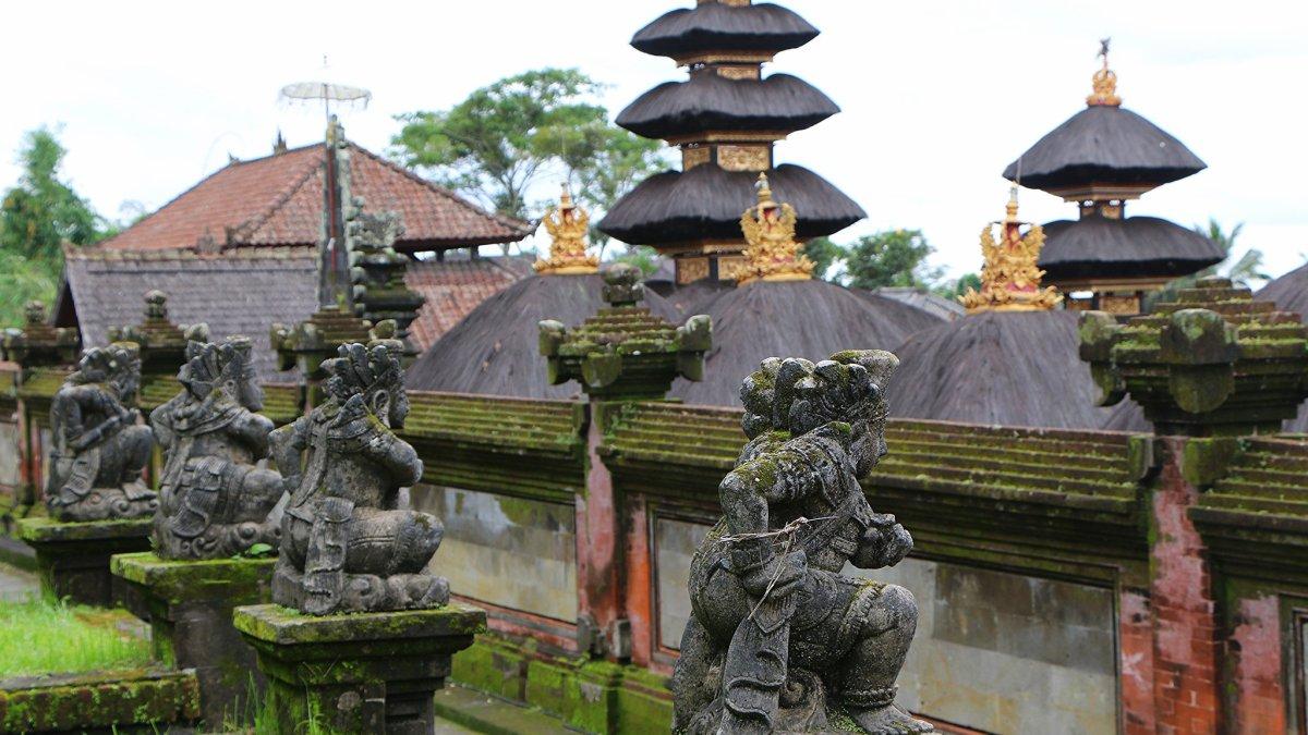 Bagian dalam Pura Besakih Bali