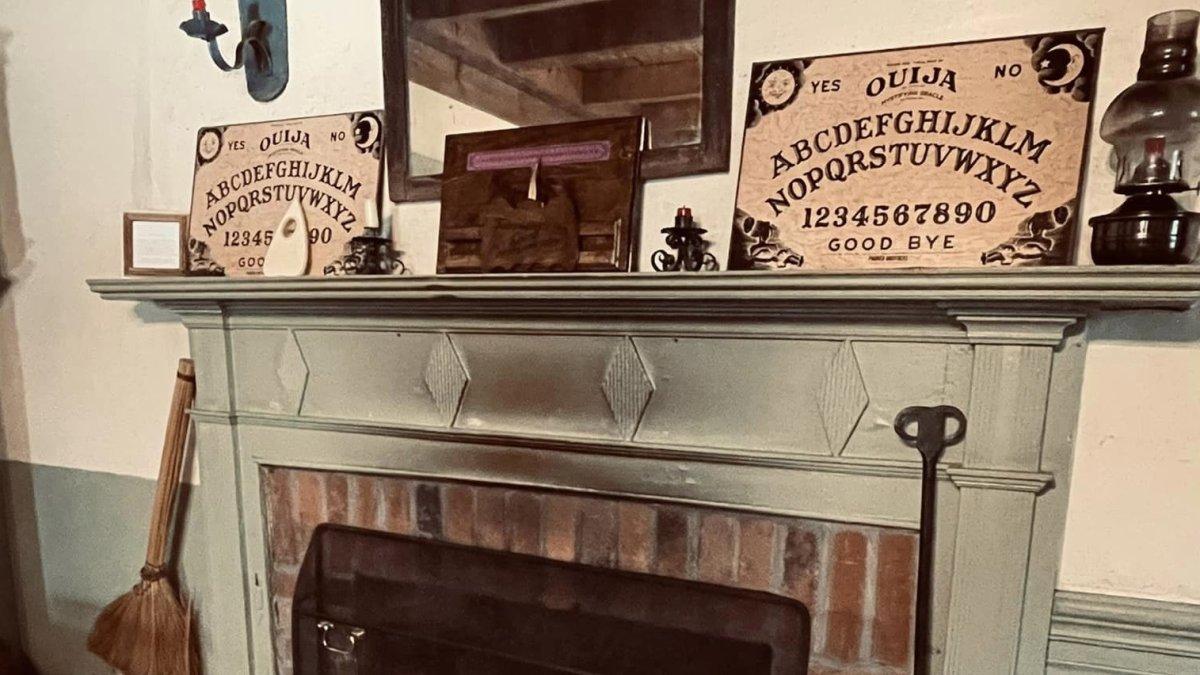 Bagian dalam rumah Conjuring di Rhode Island