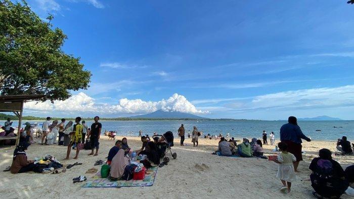 RAMAI DIKUNJUNGI - Antusiasme pengunjung Bagus Beach Walk terlihat dari ramainya yang datang ke pantai ini, Sabtu (10/5/2025).