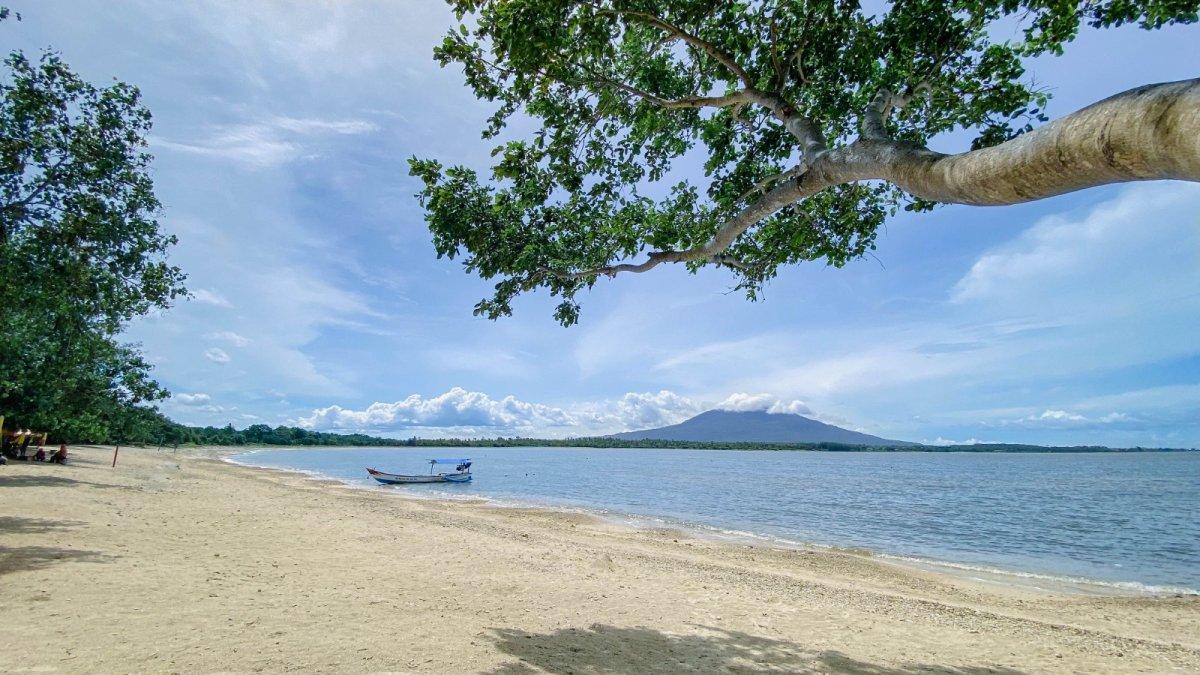 Bagus Beach Walk.