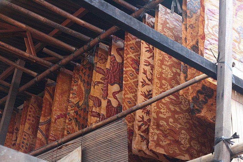 Baju batik Solo paling banyak dikenali dari warnanya yang coklat kekuningan, karena perlakuan awal khusus dengan soga, pewarna alami.