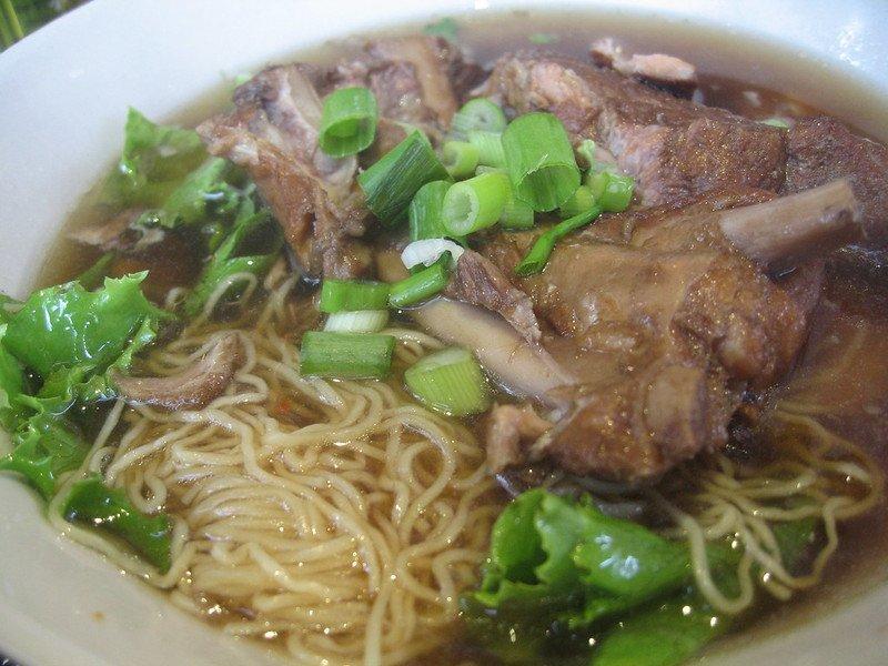 Bak Kut Teh, satu makanan enak di Singapura buat makan siang.