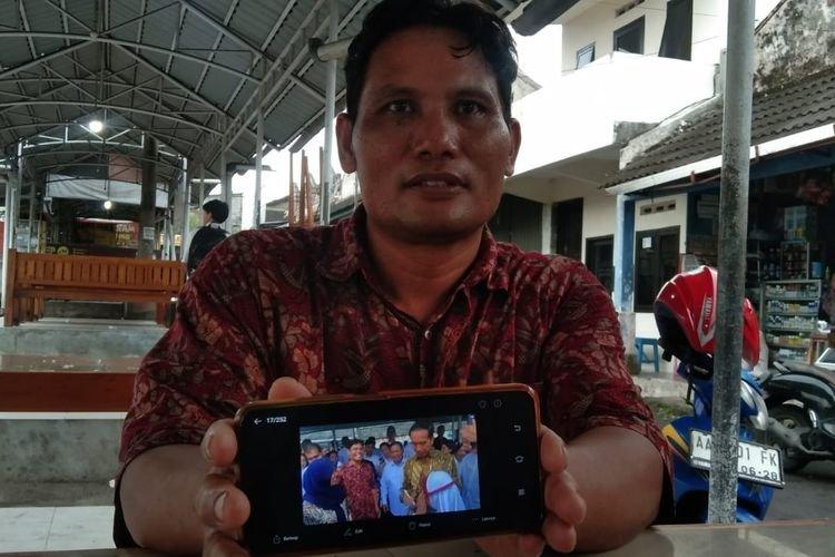 Muh Sholeh, pemilik warung bakso yang dikunjungi Presiden Joko Widodo dan Menteri Pertahanan Prabowo Subianto, di Bandongan, Magelang, Senin (29/1/2024).