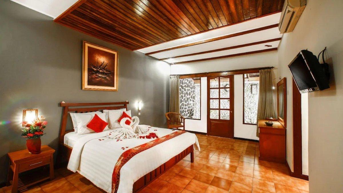 Bali Taman Beach Resort & Spa Lovina, satu hotel bintang 4 di Buleleng Bali yang mendapat rating 8 dari Agoda dengan tarif inap mulai Rp 200 ribuan.