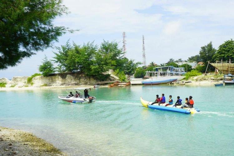 WISATA KEPULAUAN SERIBU - Wisatawan naik wahana banana boat di Pulau Pramuka, Kepulauan Seribu, Kamis (10/4/2025).