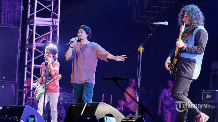 Band Sheila On 7 membawakan lagu andalannya saat konser yang bertajuk Tunggu Aku di Jakarta di kawasan JIExpo Kemayoran, Jakarta, beberapa waktu lalu.