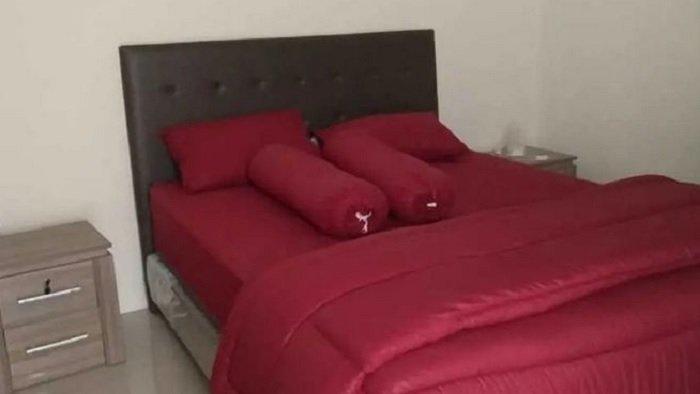 Kamar penginapan di hotel Bang Alief Property near Taman Tajamara Sumenep Mitra RedDoorz, Sumenep, Madura.