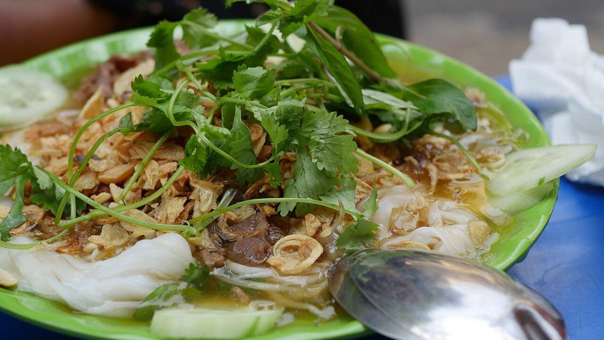 Banh cuon, satu sarapan enak di Vietnam yang wajib kamu coba saat liburan ke sana.