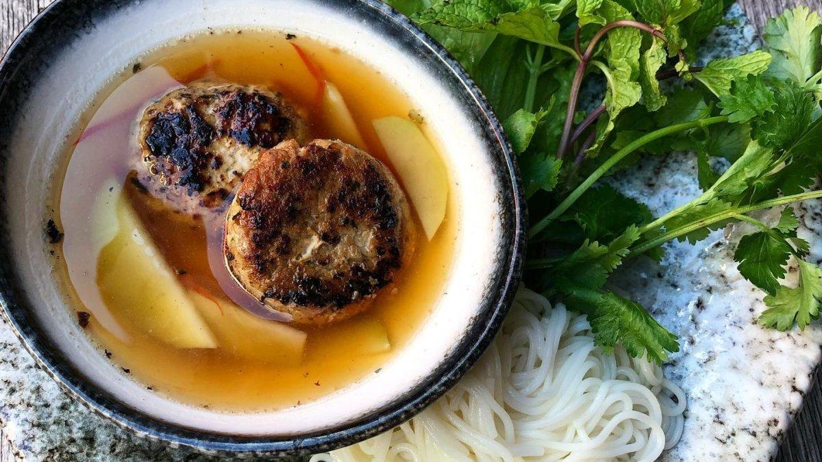 Bar Stories, satu kafe hits di Haji Lane Singapura yang cocok buat kamu yang ingin bersantai.