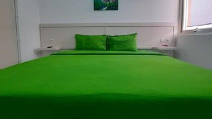 Kamar penginapan di hotel Barata by Nature's, Tangerang, Banten.