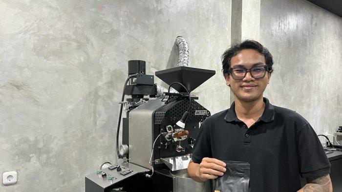 Barista Manut Coffee Roasters, Ali saat menunjukan produk kopi roaster